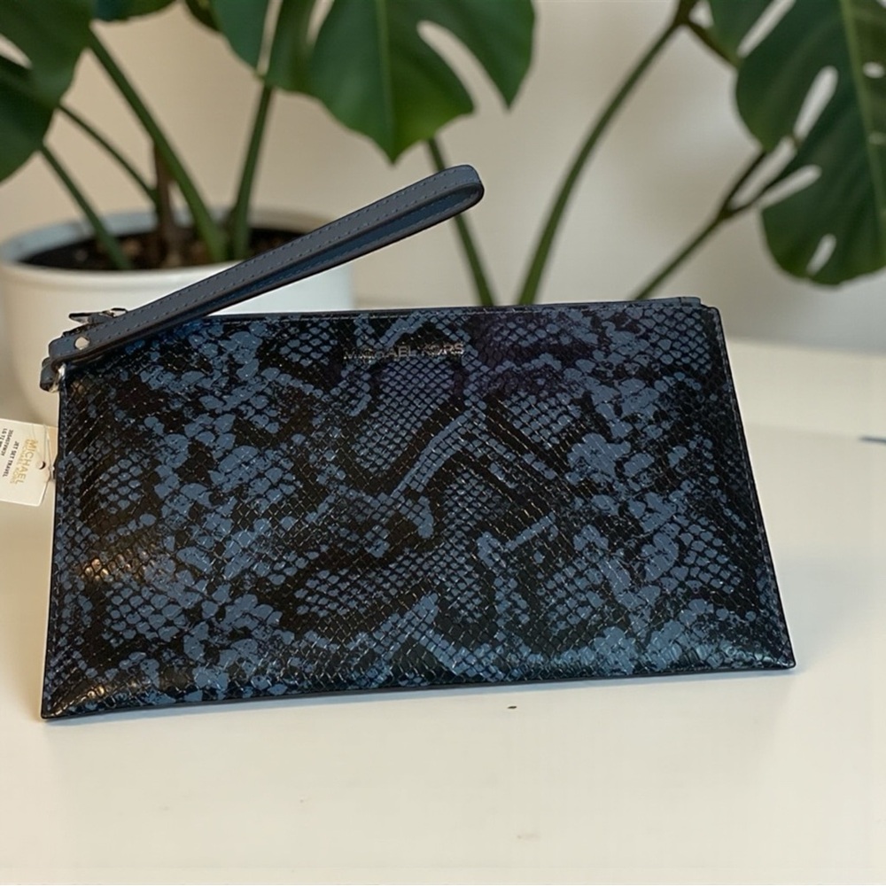 🖤💙MICHAEL KORS🖤💙Jet Set Travel Lg Top Zip Wristlet in Exotic Embossed Denim/NWT